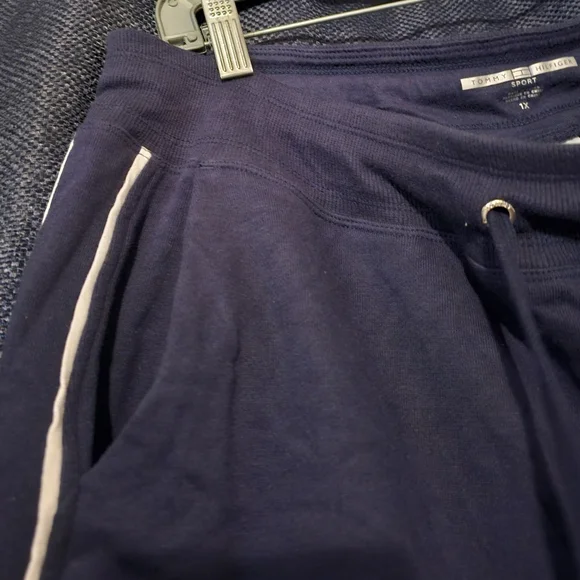 Tommy Hilfiger Shorts - Picture 2 of 3